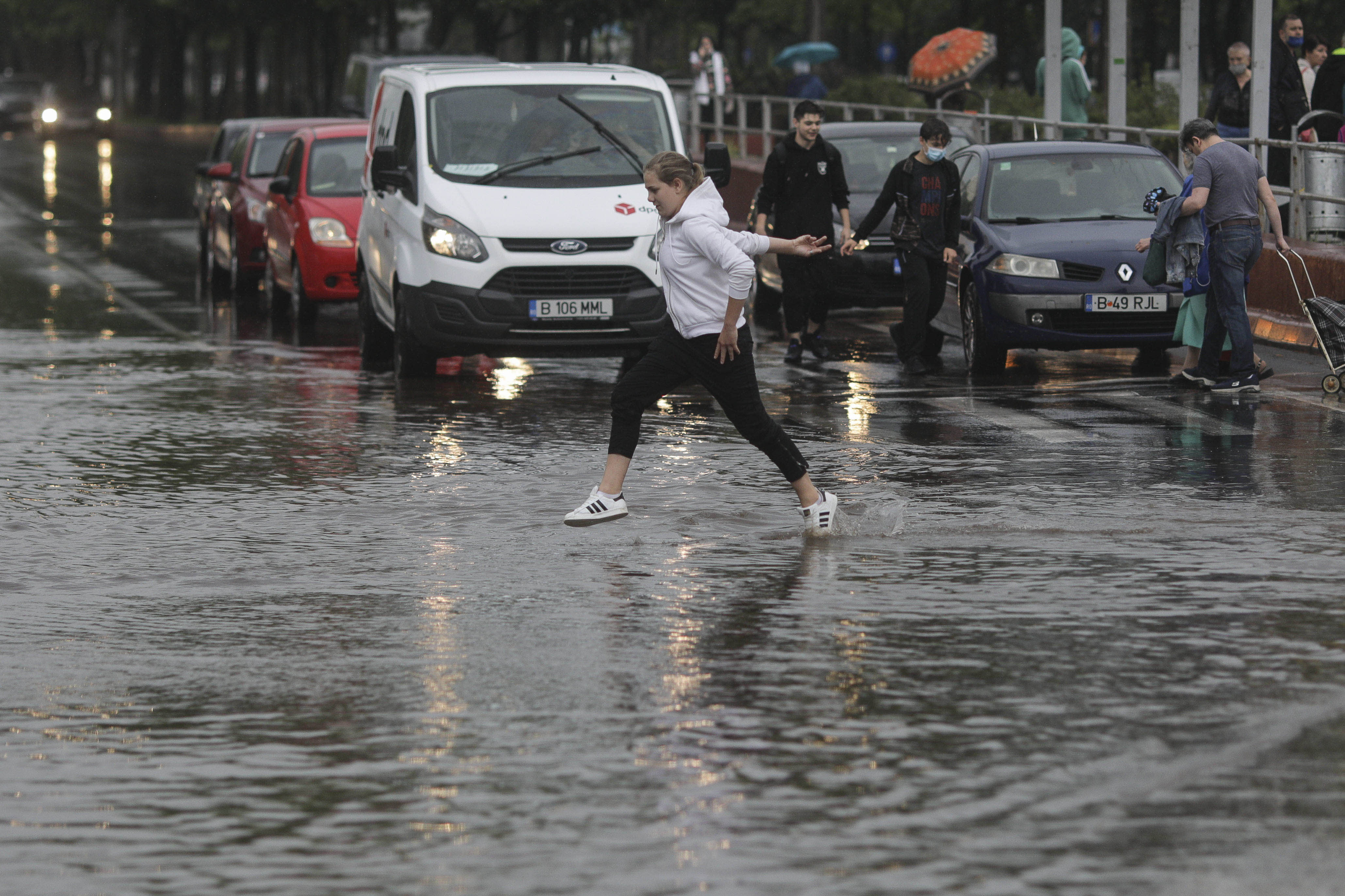 Vânt puternic și ploi torențiale în România, avertizări meteo Vânt puternic și ploi torențiale în România, avertizări meteo