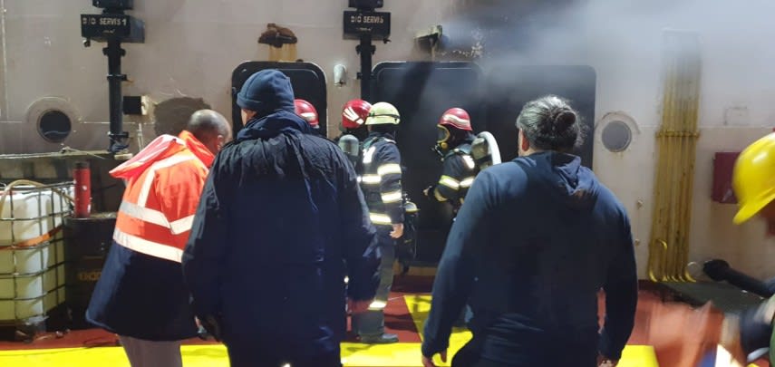 Nava în flăcări pe mare, echipaj evacuat