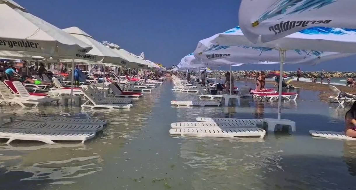 Turiști cu boxe portabile pe plajă în Costinești, muzică și relaxare Turiști cu boxe portabile pe plajă în Costinești, muzică și relaxare