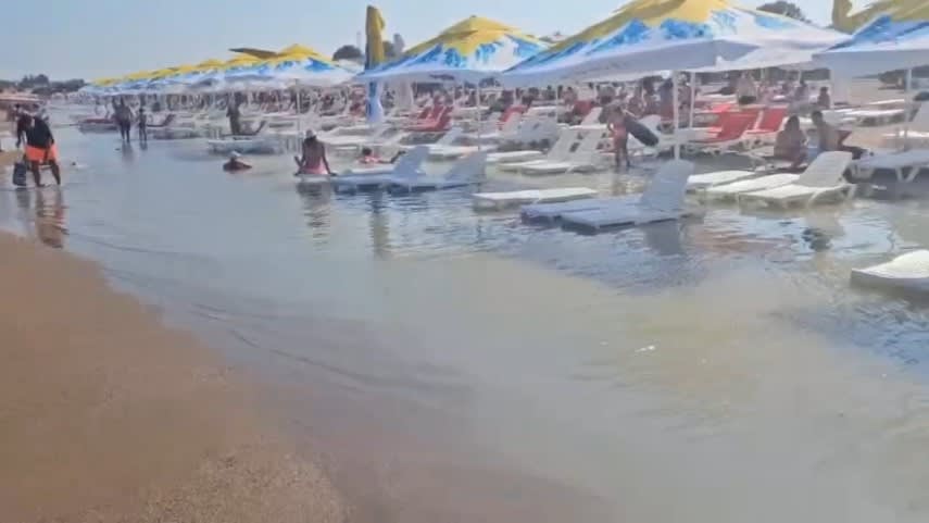 Turiști cu boxe portabile pe plajă în Costinești Turiști cu boxe portabile pe plajă în Costinești
