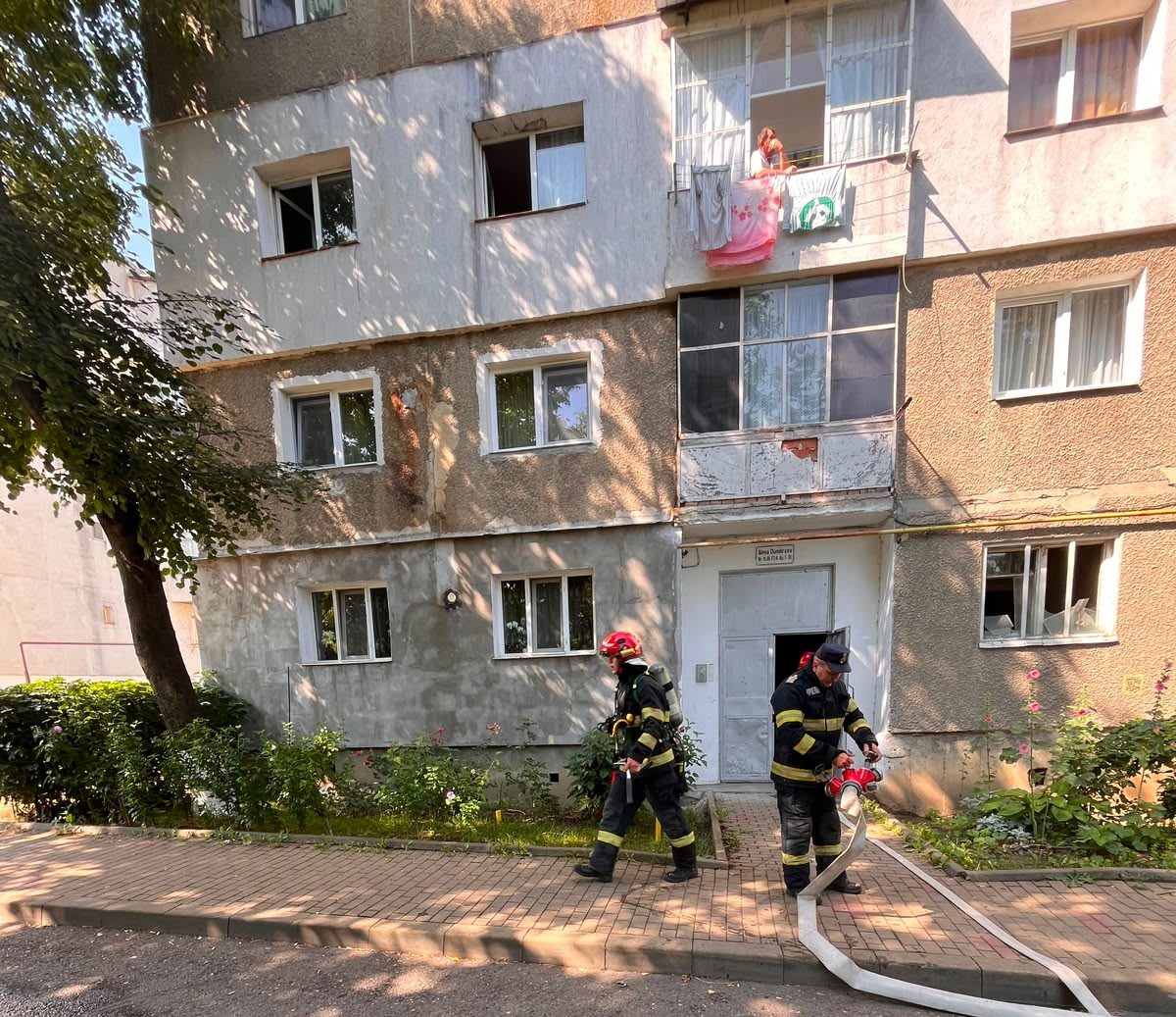 Pompierii din Dorohoi au intervenit pentru a stinge fumul dintr-un apartament: o oală uitată pe foc Pompierii din Dorohoi au intervenit pentru a stinge fumul dintr-un apartament: o oală uitată pe foc