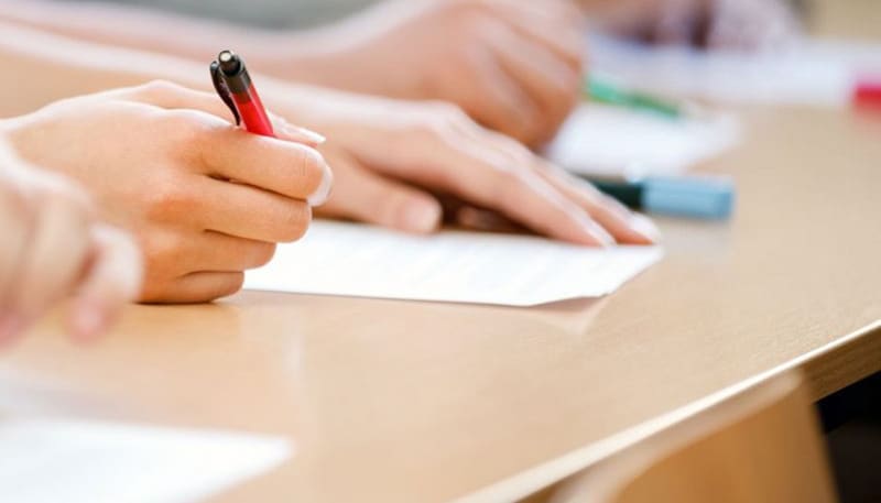 Profesoară în clasă, cu diplomă și medalia de nota 10 Profesoară în clasă, cu diplomă și medalia de nota 10