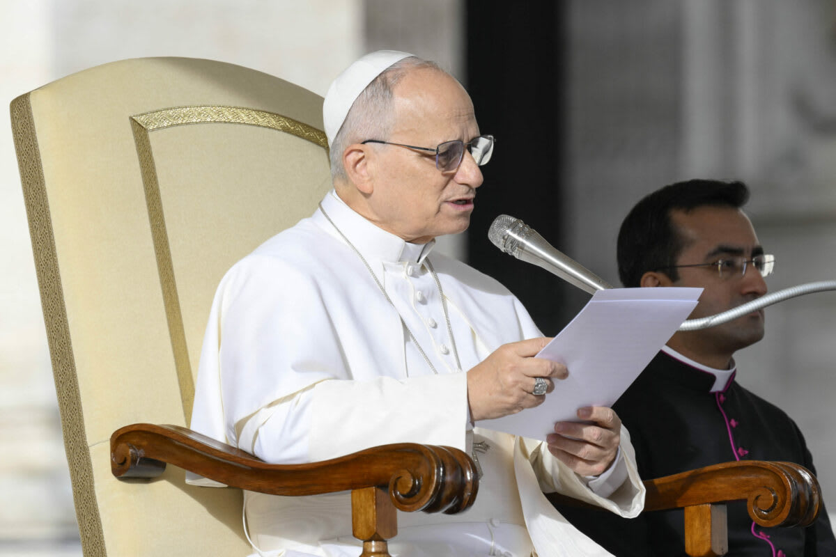 Papa Leon al XIV-lea semnează o enciclică, simbolizând autenticitatea discursurilor