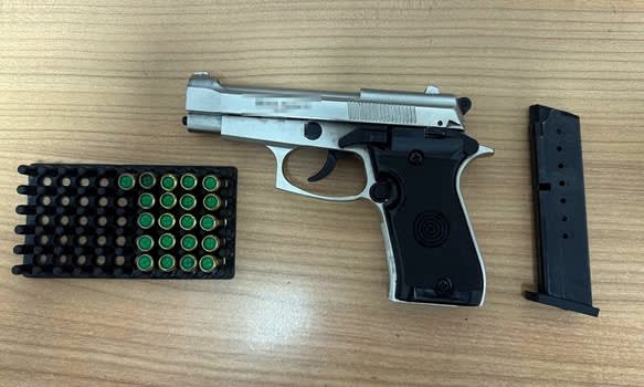 Polițiști de frontieră verificând un autoturism în Giurgiu