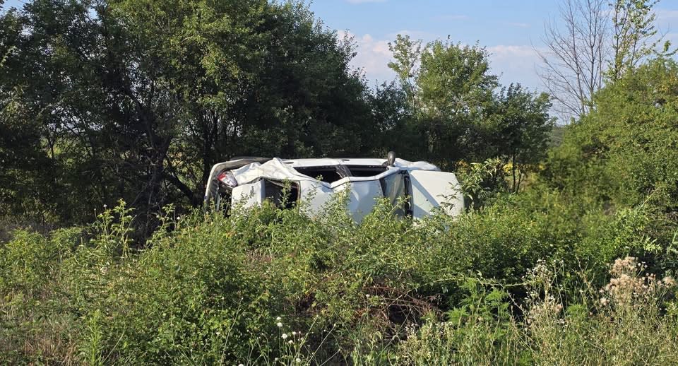 Mașină răsturnată pe DJ 601 între Crevedia Mare și Malu Spart, echipaje de intervenție