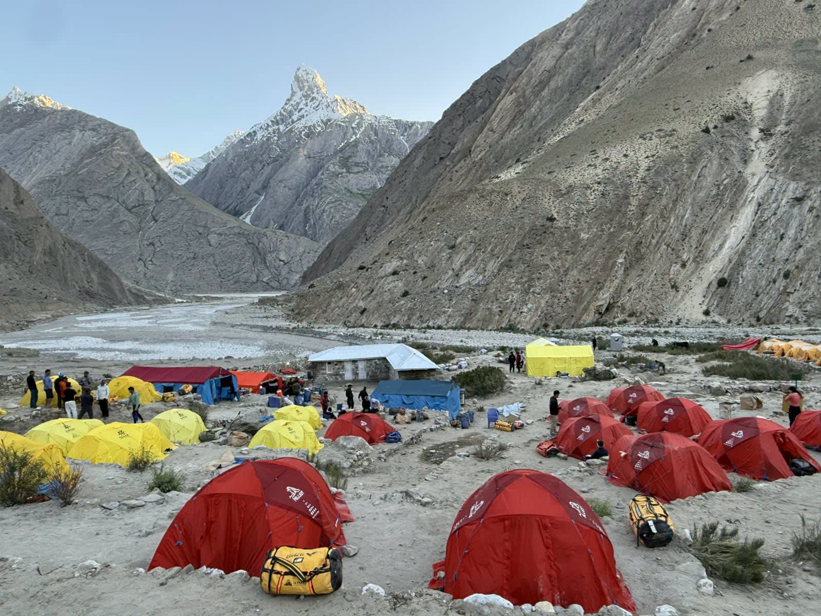 Alpinist român în munți, echipament de expediție pe Gasherbrum II Alpinist român în munți, echipament de expediție pe Gasherbrum II