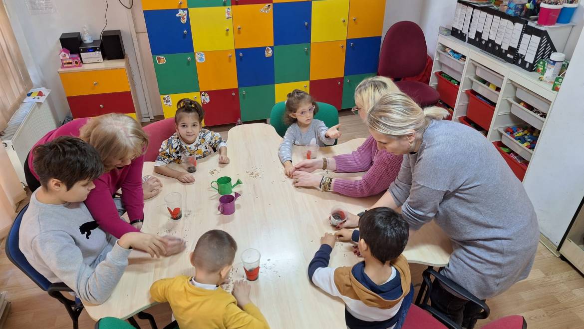 Copii cu dizabilități participând la activități în centrul de recuperare din Vidra