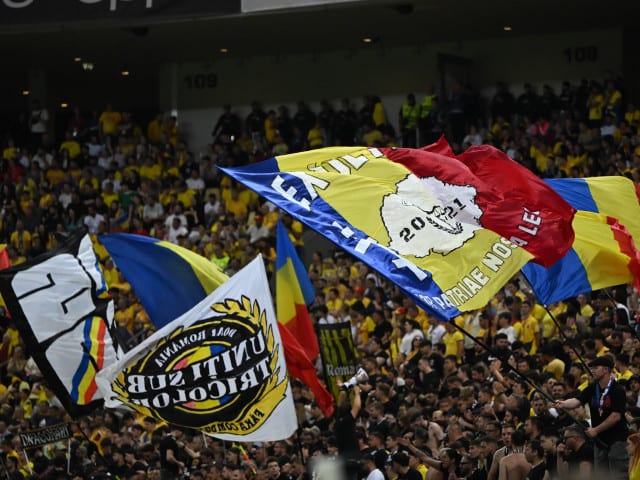 Suporteri cu bere și artificii pe stadion în România Suporteri cu bere și artificii pe stadion în România