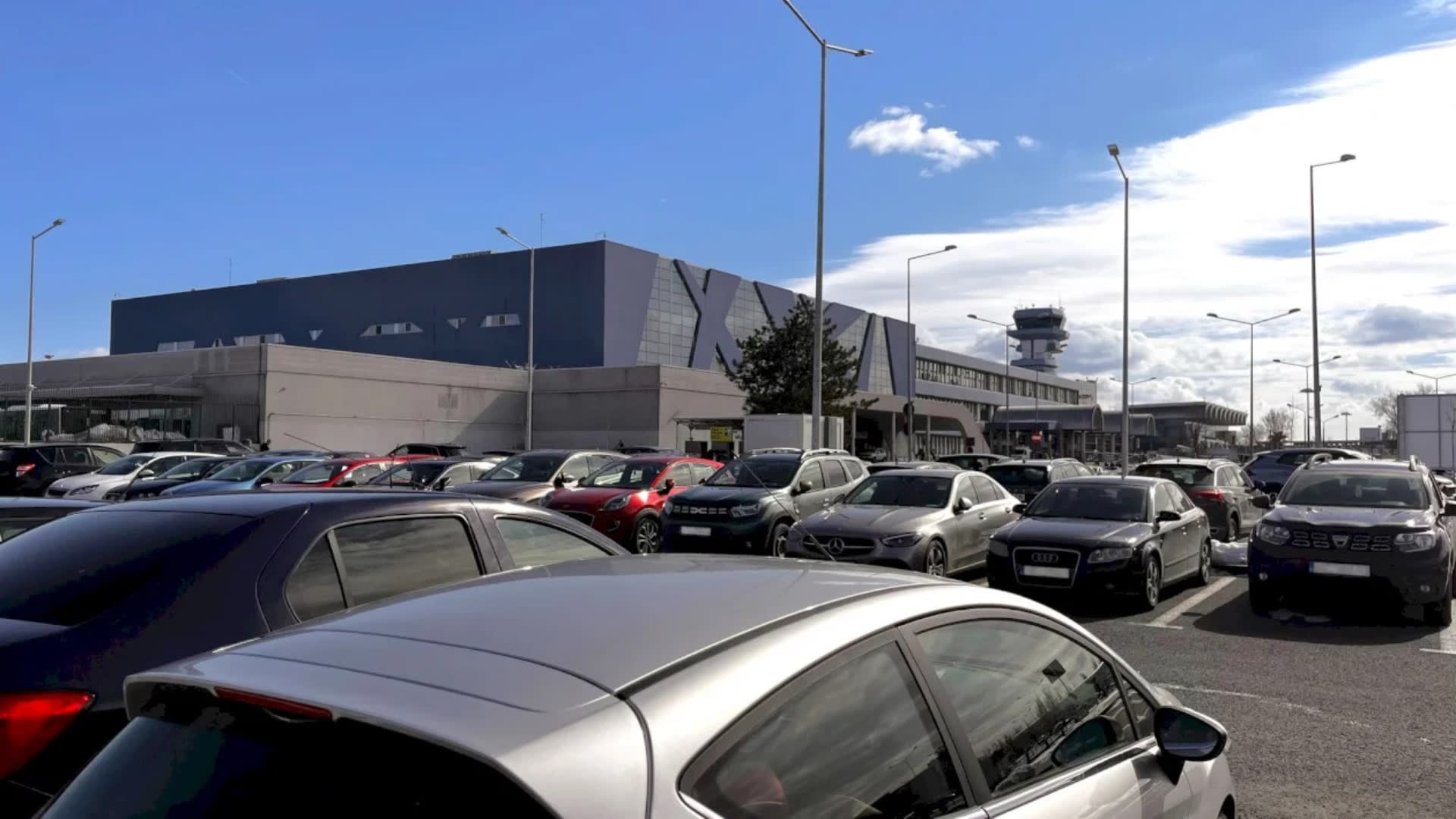 Stații ultra-rapide de încărcare pentru mașini electrice la Aeroportul Otopeni Stații ultra-rapide de încărcare pentru mașini electrice la Aeroportul Otopeni