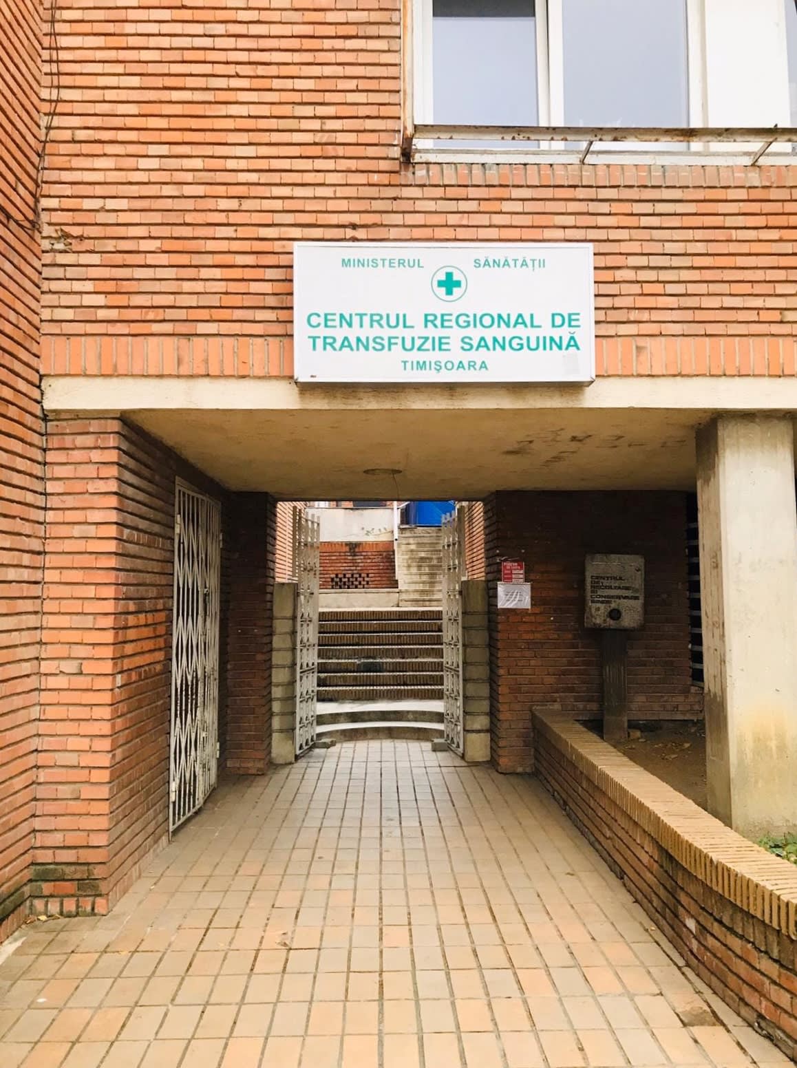 Reprezentanți ai centrului de transfuzie explicând restricțiile Reprezentanți ai centrului de transfuzie explicând restricțiile