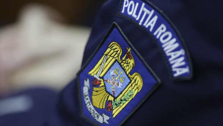 Polițiști din Brașov reținând un bărbat pentru încălcarea ordinului de protecție Polițiști din Brașov reținând un bărbat pentru încălcarea ordinului de protecție
