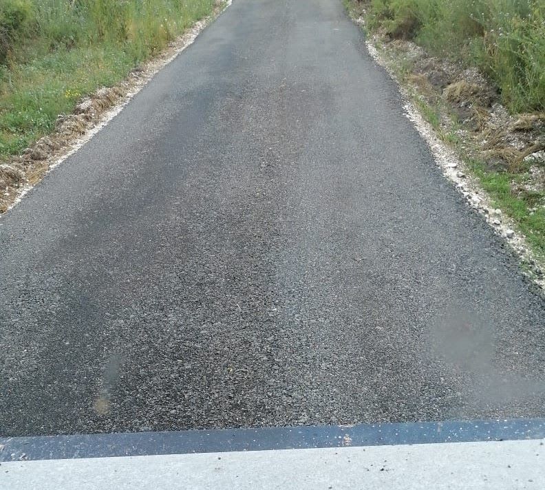 Echipe de muncitori pe drumurile din Dumbrăveni și Furnica, lucrări de reabilitare