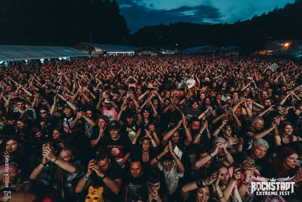 Scene festival rock și metal la Ghimbav, cu echipamente și artiști pe scenă