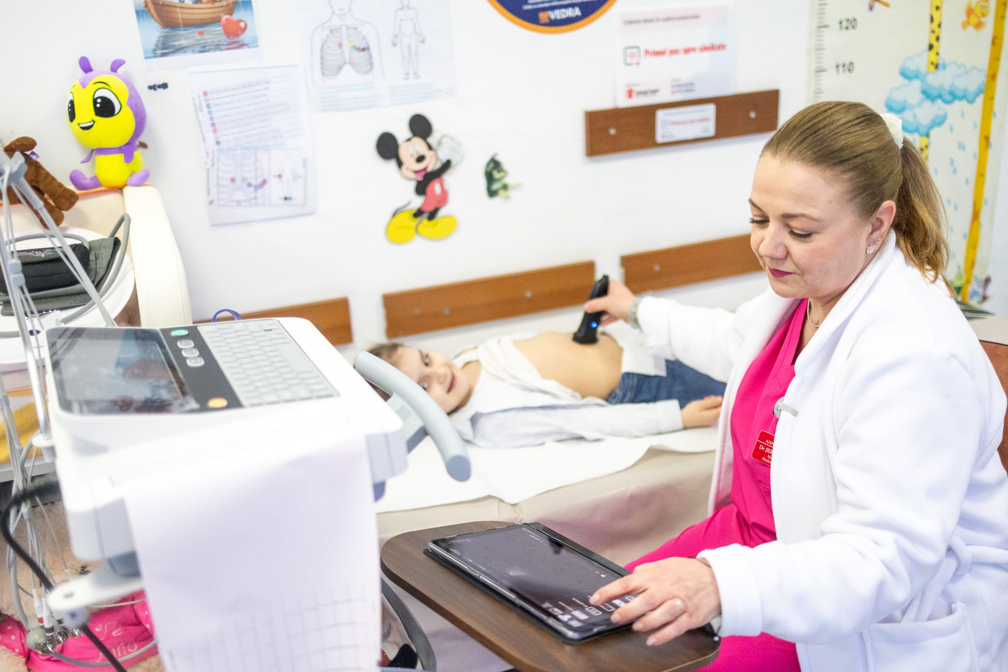 Doctor în cabinet medical modern, echipament de diagnostic, medici și pacienți în mediul rural