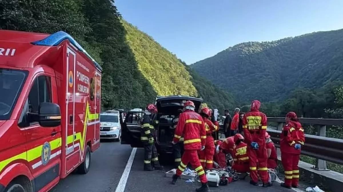 Stâncă prăbușită peste mașină pe DN7 în Sibiu