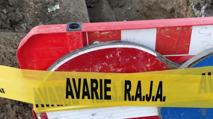 Echipă RAJA reparând branșament de apă în Căzănești Echipă RAJA reparând branșament de apă în Căzănești