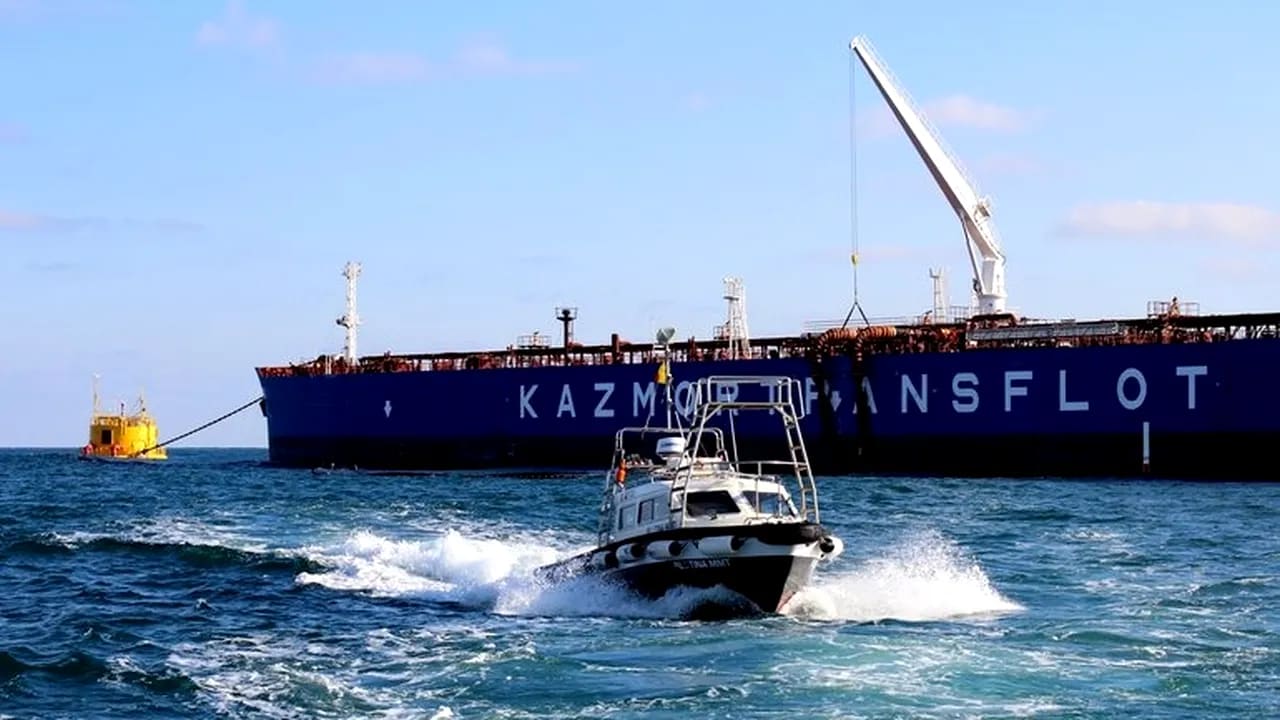 Nava petrolieră atacată în Marea Neagră, incendiu, nave maritime