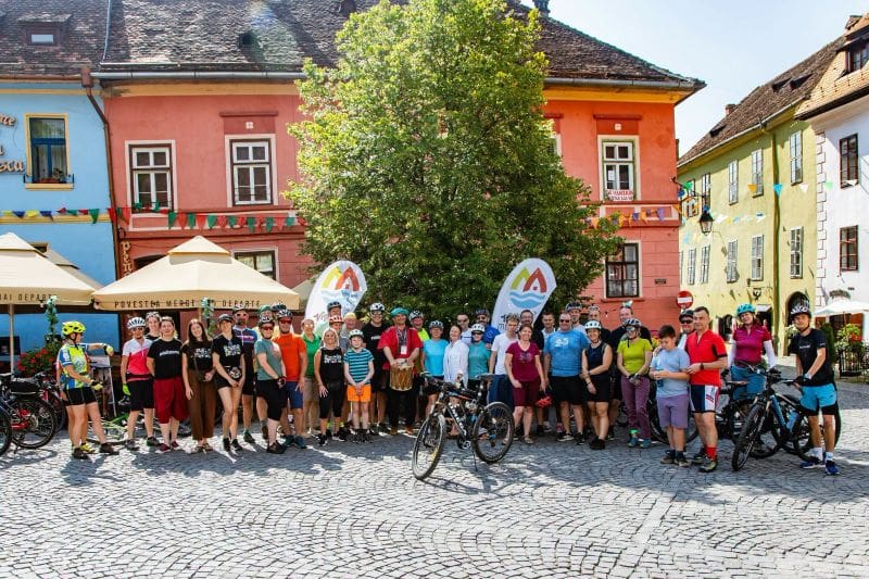 Cicliști pedalează pe traseu în zona Sighișoarei, peisaje naturale și obiective turistice