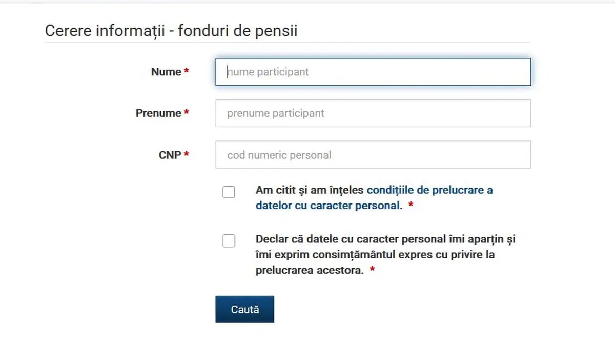 Persoană verificând fondul de pensii pe calculator