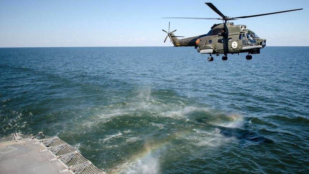 Elicopter militar și nave militare românești intervenind în Marea Neagră
