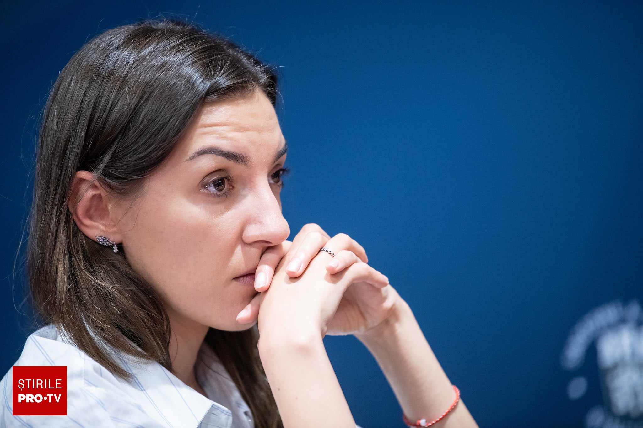 Judit Polgár în timpul unei partide de șah, concentrată, pe tablă