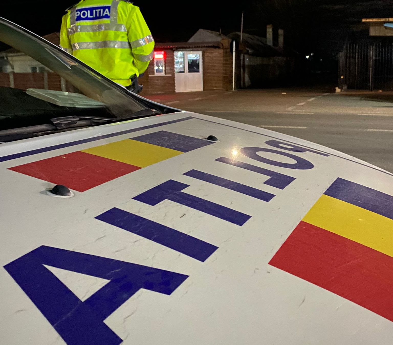 Polițist din Vrancea reținând un bărbat pentru încălcarea ordinului de protecție