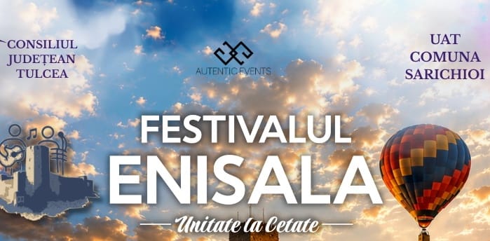 Cetatea Enisala în timpul festivalului, oameni, lumini și muzică