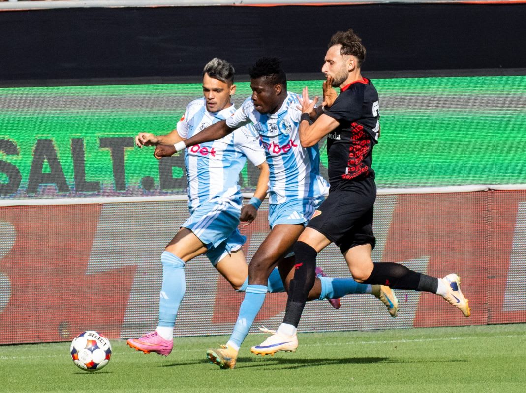 Florin Maxim și Emmanuel Yeboah pe gazon după meciul din Superliga