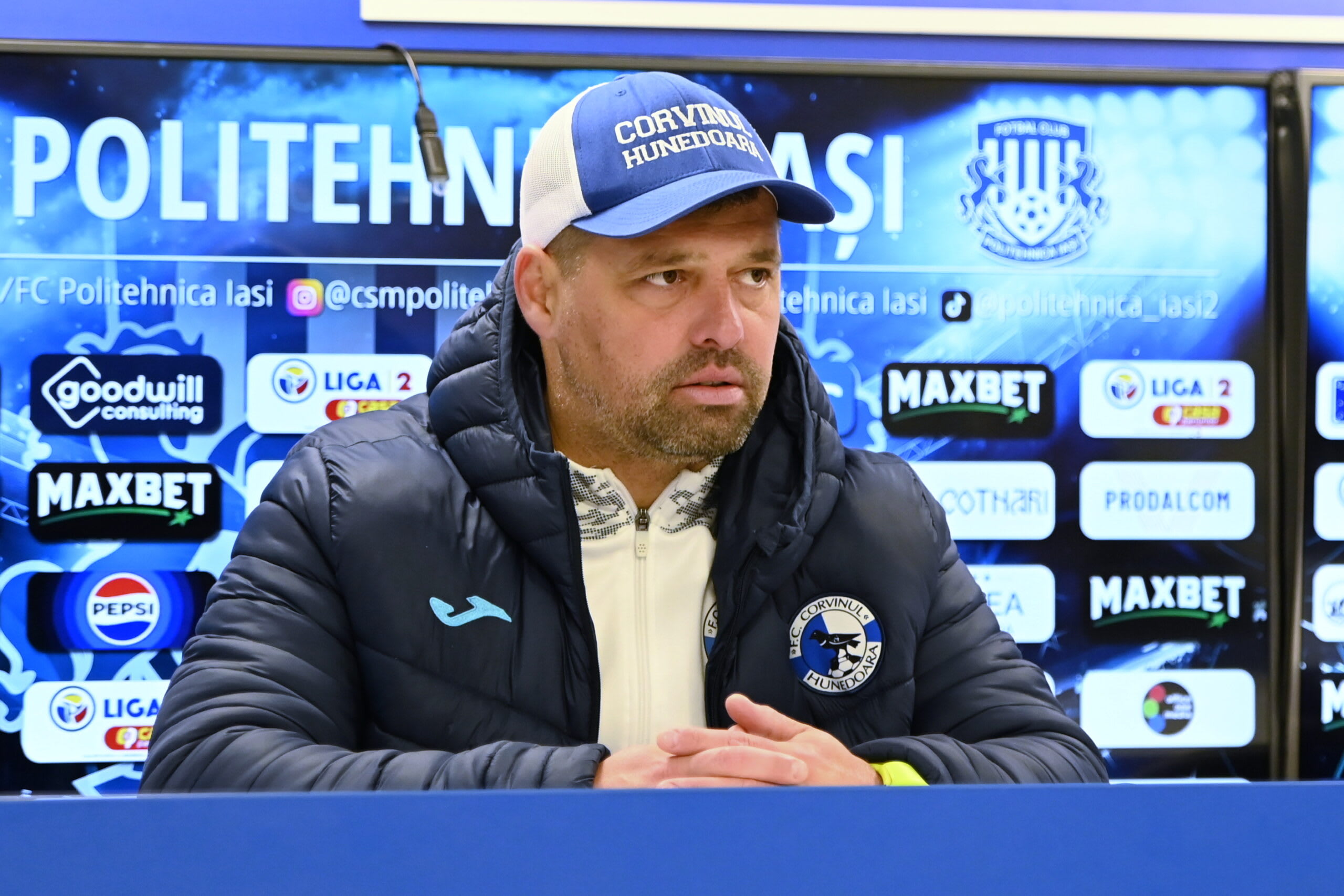 Florin Maxim antrenorul Corvinului Hunedoara în timpul meciului