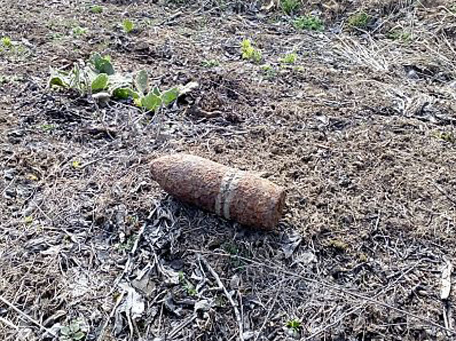 Pompieri în pădurea Meseș ridicând un proiectil neexplodat