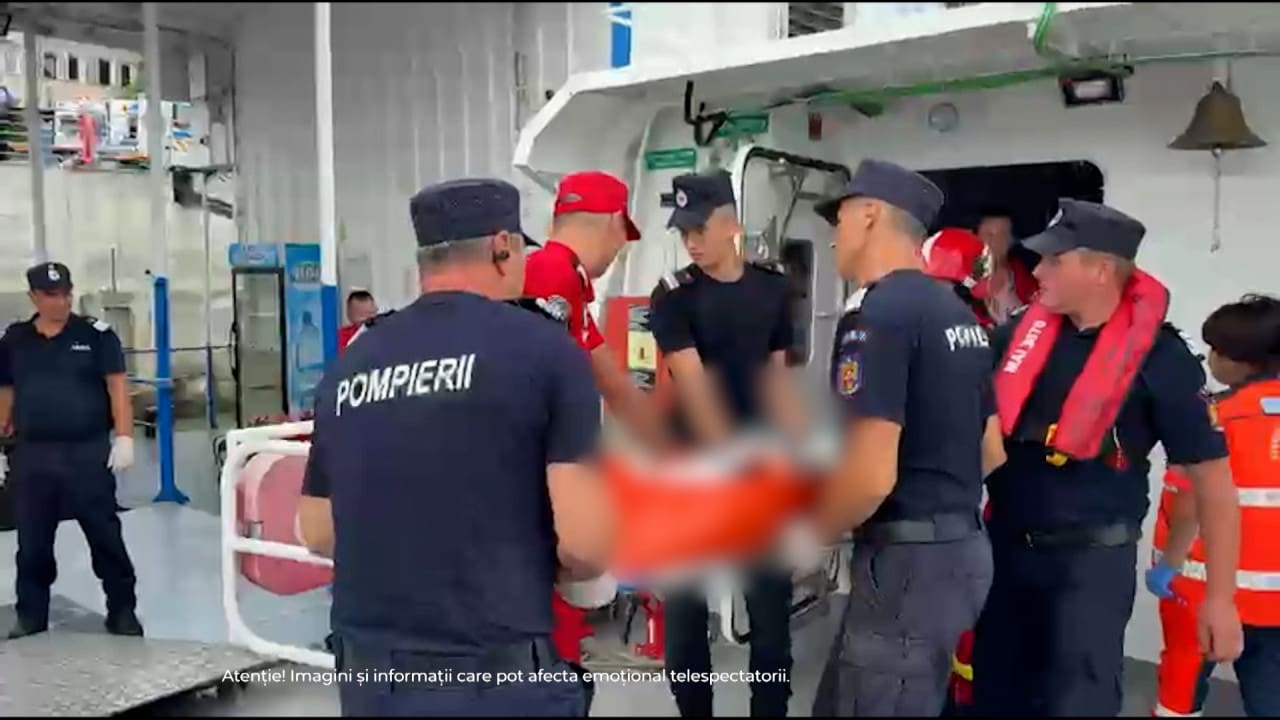 Echipaj de salvare în acțiune pe mare, petrolier în flăcări, nave militare în alertă Echipaj de salvare în acțiune pe mare, petrolier în flăcări, nave militare în alertă