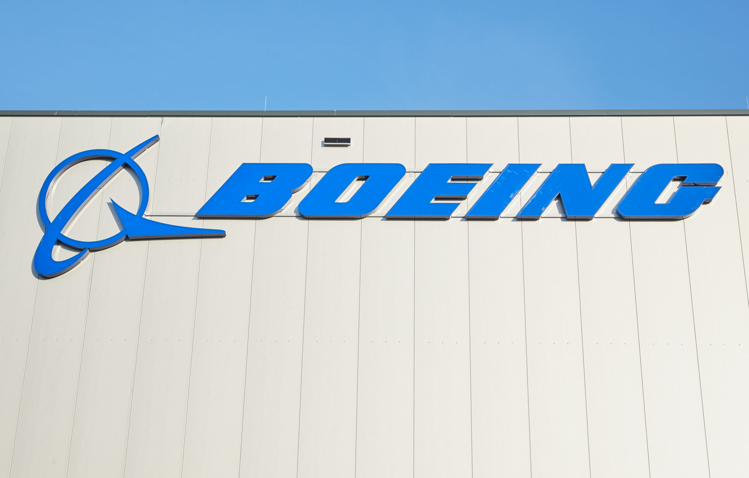 Avioane Airbus și Boeing în zbor deasupra unei fabrici aeronautice