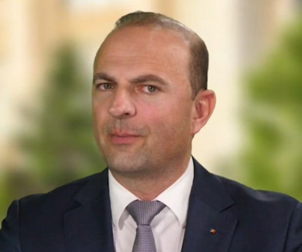 George Scarlat în fața sediului PNL Galați, în timpul declarației