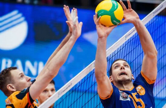 Andrija Vilimanović în echipament de volei, acțiune pe teren