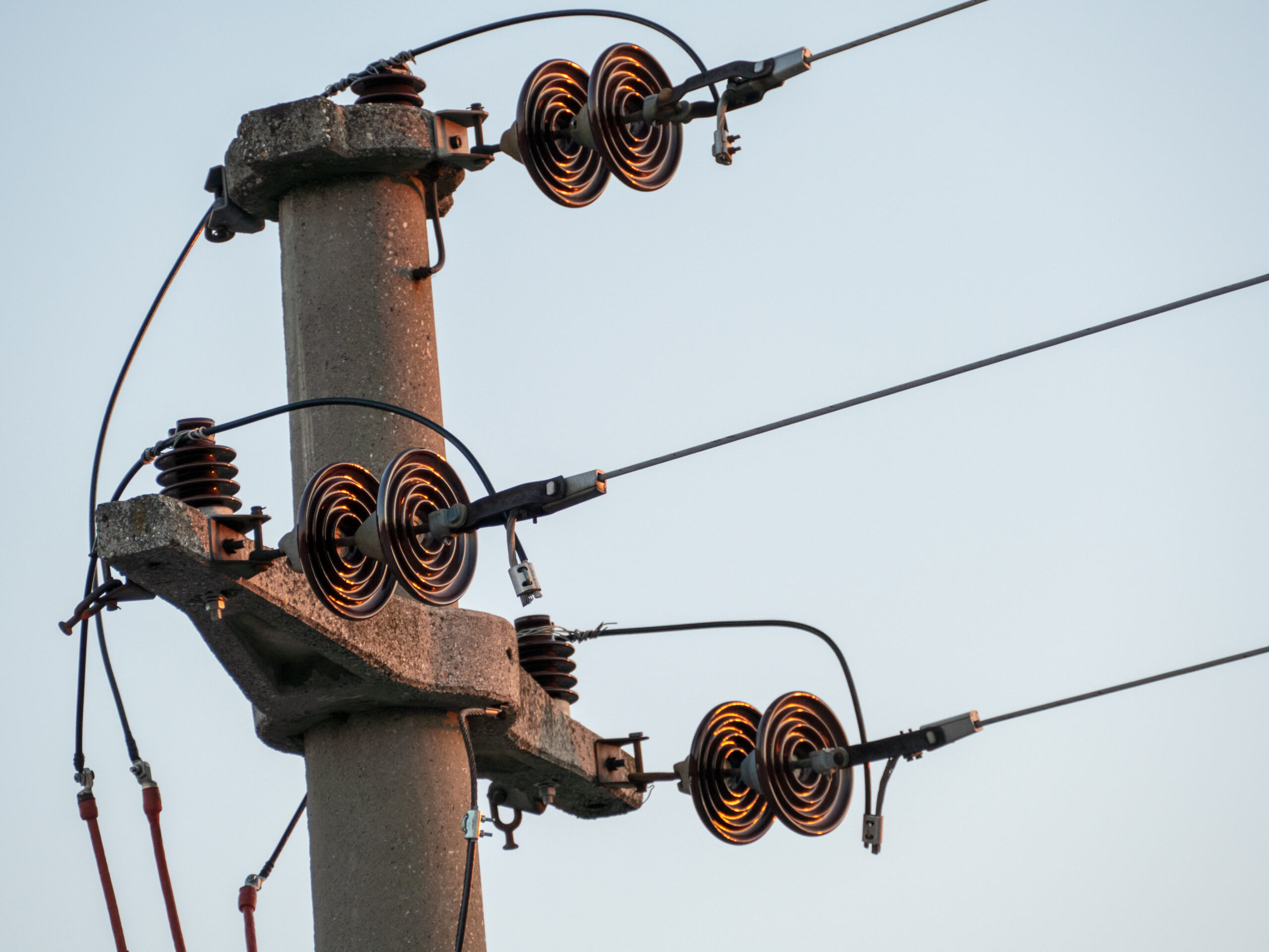 Echipe de intervenție reparând rețeaua electrică în Prahova