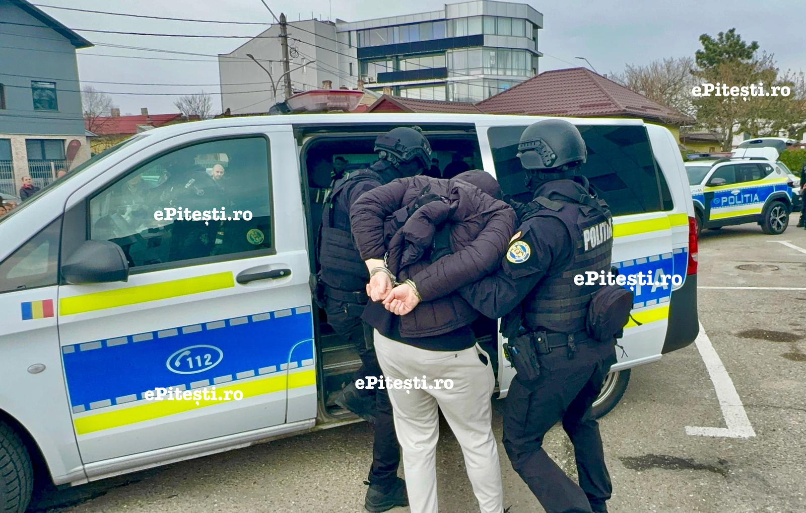 Polițiști în acțiune în Argeș, arestare bărbat condamnat