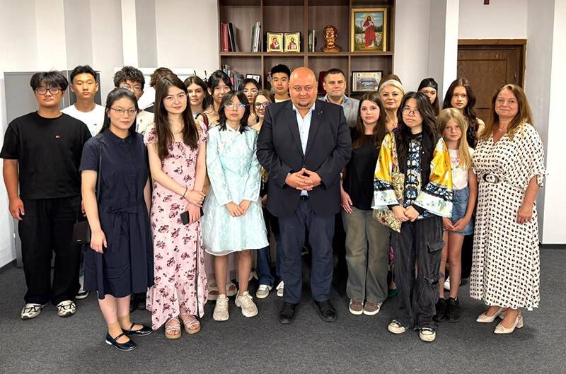 Prefect Rudolf Stauder și subprefectul Eniko Krizsanovszki întâmpină tineri în Maramureș