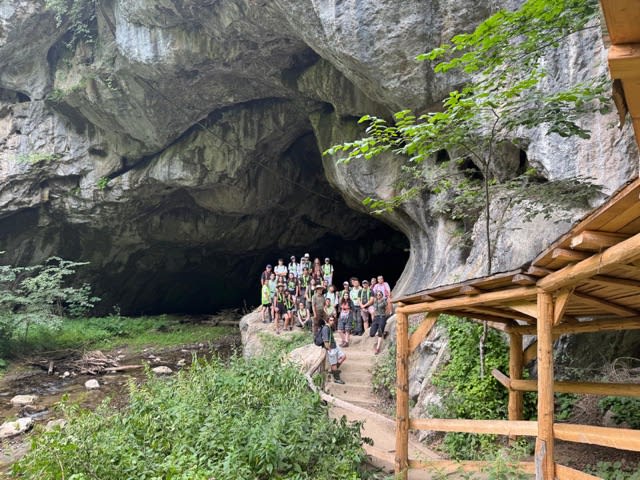 Studenți în teren la Geoparcul UNESCO Țara Hațegului, cercetare geologică