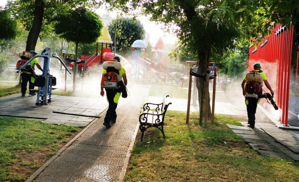 Operatori dezinsecție în Parcul Central Piatra-Neamț