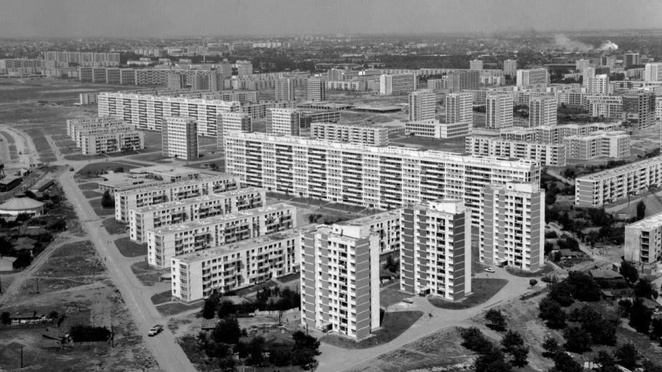 Bloc vechi cu lift nou instalat în România
