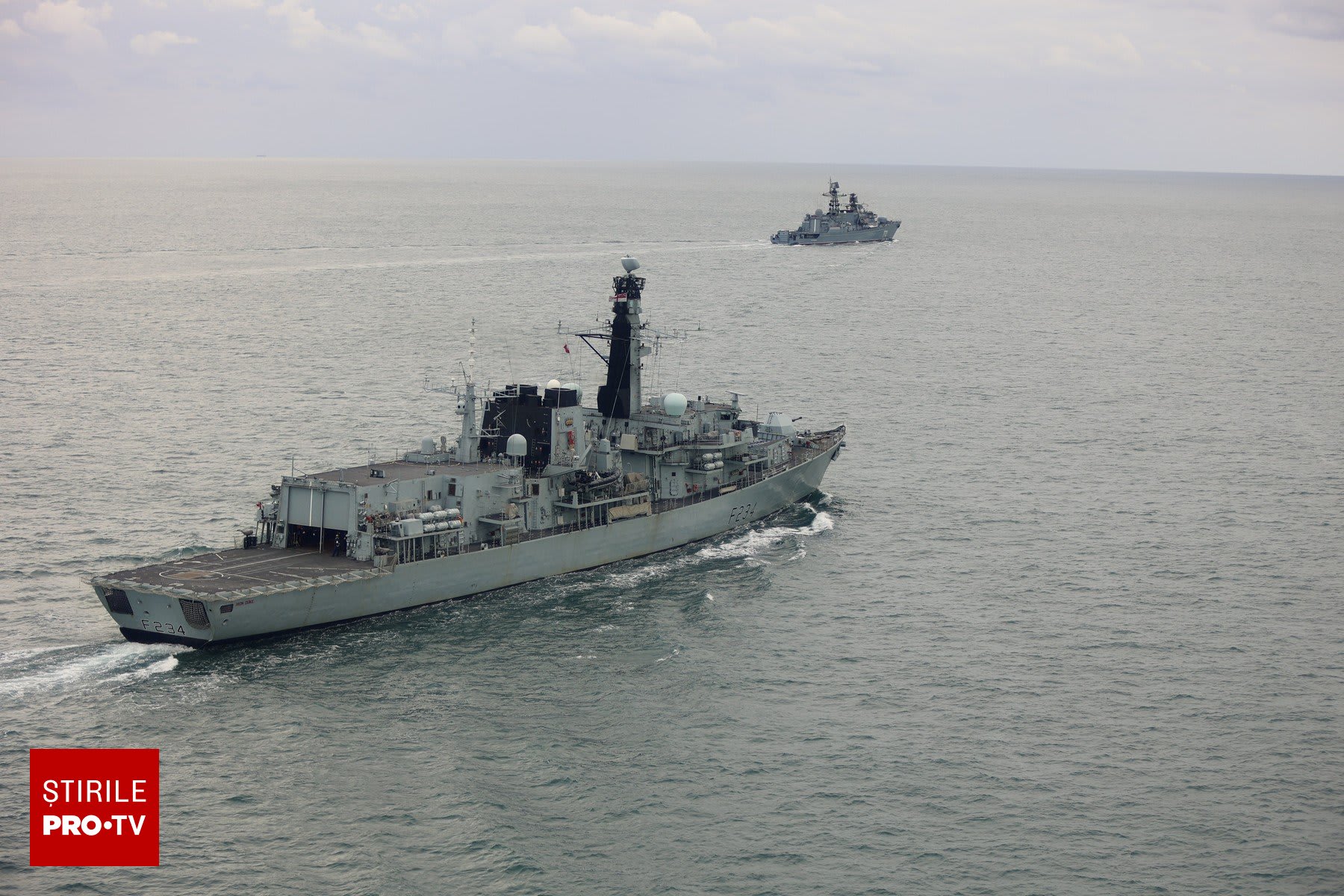 Navă de război rusă și fregată britanică în Marea Nordului Navă de război rusă și fregată britanică în Marea Nordului