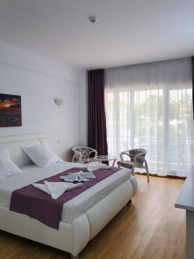 Camera de hotel cu obiecte de toaletă și mobilier Camera de hotel cu obiecte de toaletă și mobilier