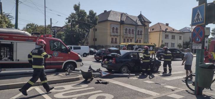 Mașină avariată în accident, oameni încarcerați în mașină, intervenție pompieri în Timișoara
