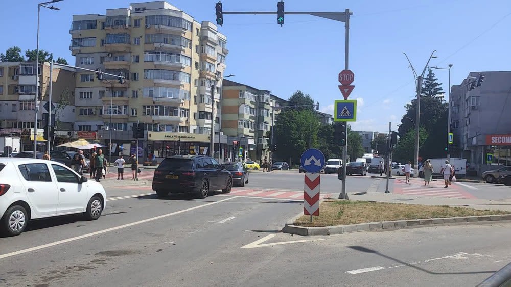Intersecție URA din Bacău cu semafor modernizat, trafic fluid