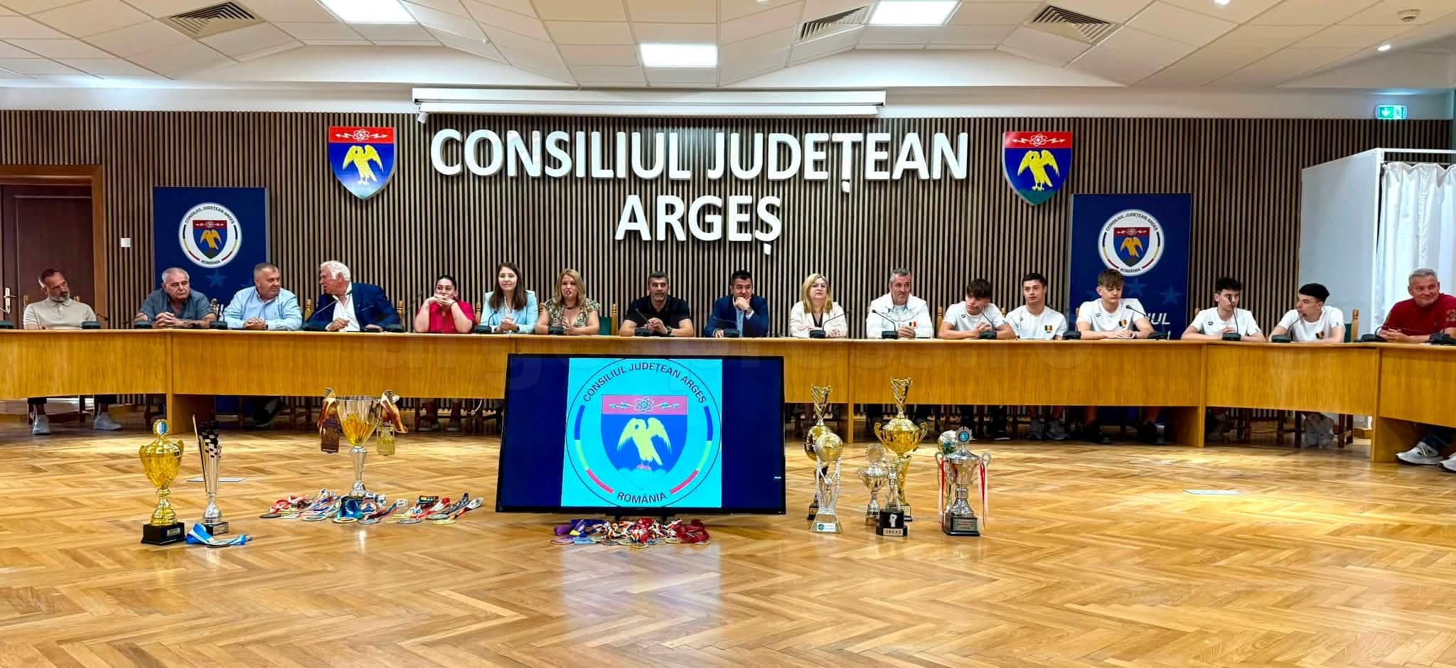 Elevi și personalități argeșene premiate la Gala Educației
