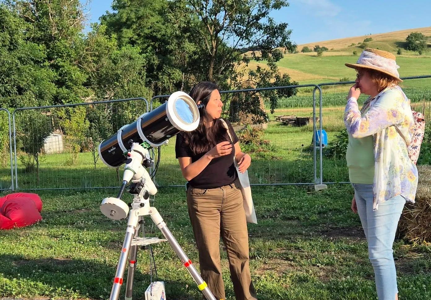 Vizitatori la situl arheologic Limesparc Călugăreni în timpul evenimentului de astronomie