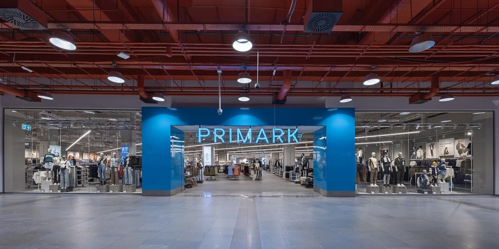 Magazin Primark în România cu afiș de reduceri