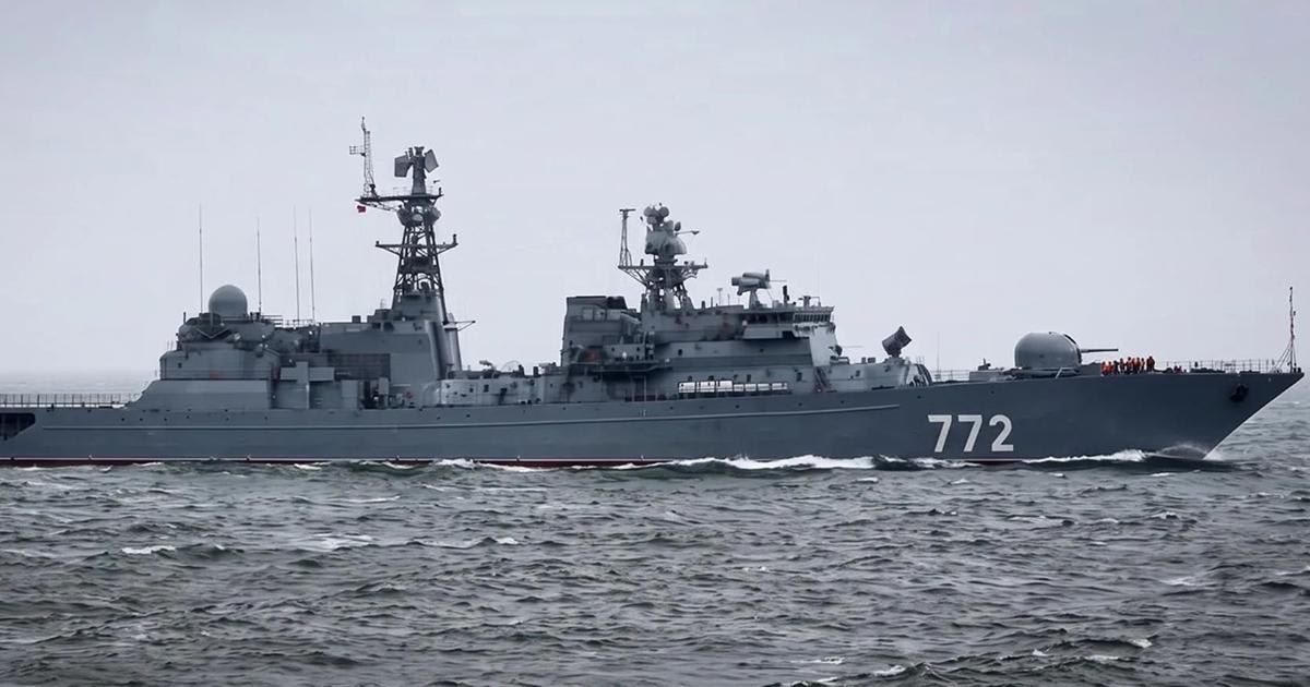 Nava de război rusă Neustrashimy în apele internaționale, escortată de Marina Regală