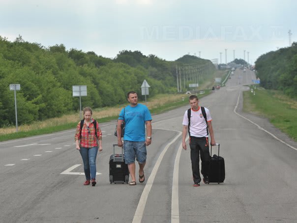 Refugiați ucraineni în Europa, oameni cu bagaje, în centru de primire Refugiați ucraineni în Europa, oameni cu bagaje, în centru de primire