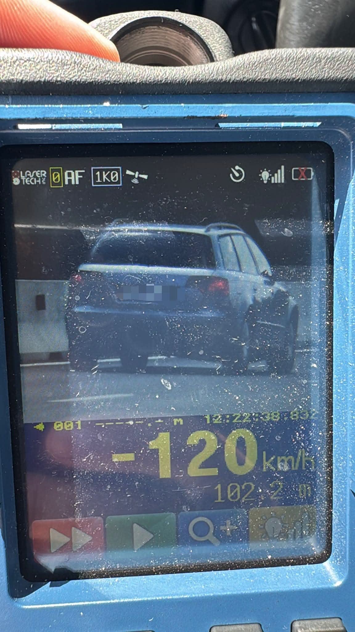 Polițist rutier cu radar în acțiune pe drum național